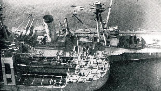 El buque de salvamento Kanguro durante el rescate de los cañones de 305 mm del acorazado España