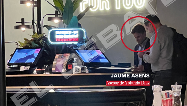 El asesor de Yolanda Díaz, Jaume Asens, en la recepción del hotel donde se hospedan en Bruselas