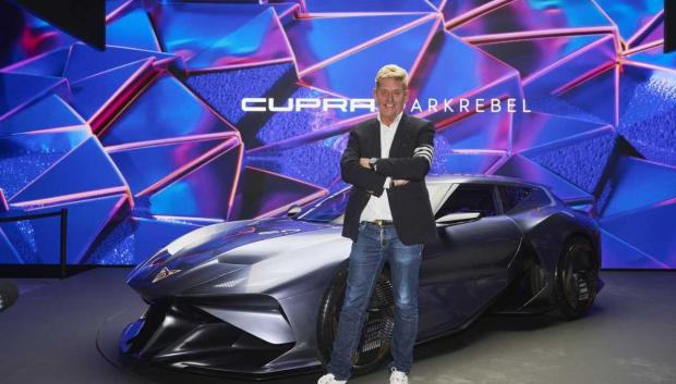 Wayne Griffiths junto al Dark Rebel durante su presentación en Munich