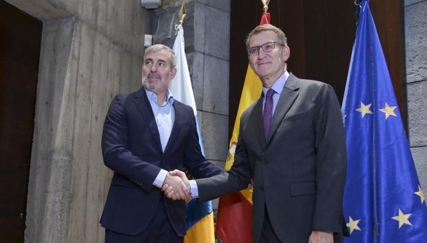 SANTA CRUZ DE TENERIFE, 06/09/2023.- El presidente del Gobierno de Canarias, Fernando Clavijo (i), recibe este miércoles al líder del PP, Alberto Núñez Feijóo, dentro de la ronda de encuentros con dirigentes autonómicos que este quiere mantener para preparar el debate de su investidura como candidato a presidir el Gobierno de España. EFE/ Miguel Barreto