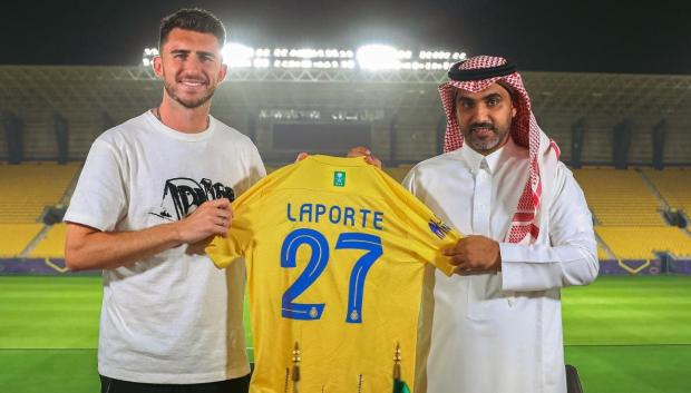 Aymeric Laporte posa como nuevo futbolista del Al-Nassr