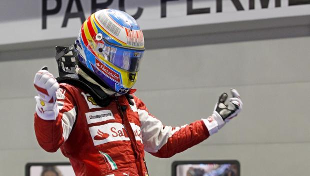 Fernando Alonso celebra la victoria conseguida en Singapur en 2010