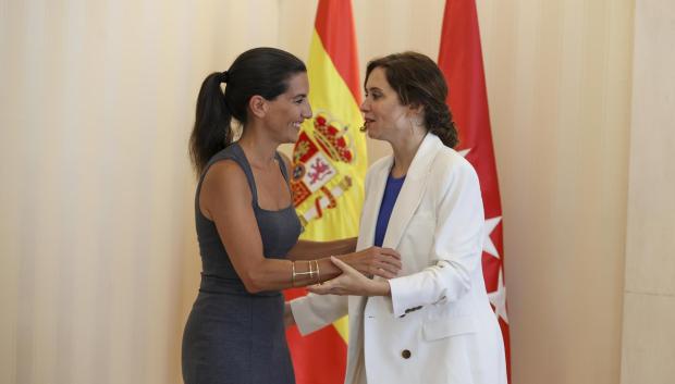 La presidenta de la Comunidad de Madrid, Isabel Díaz Ayuso, se reúne con la portavoz de Vox, Rocío Monasterio