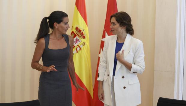 La presidenta de la Comunidad de Madrid, Isabel Díaz Ayuso y la portavoz de Vox, Rocío Monasterio