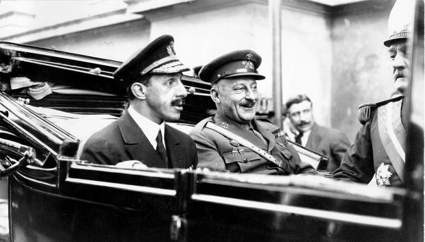 Alfonso XIII de España y Miguel Primo de Rivera montados en un descapotable