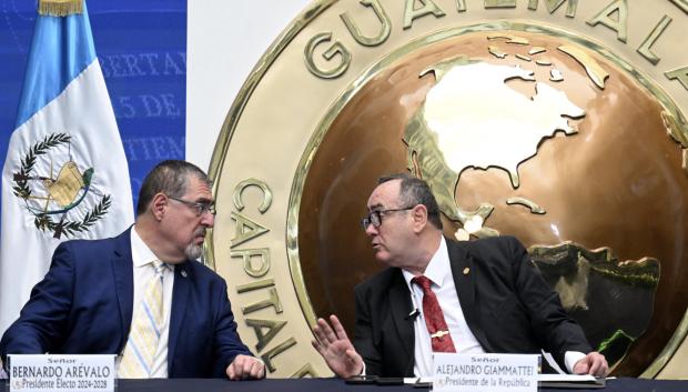 Bernardo Arévalo (Iz), presidente electo de Guatemala y Alejandro Giamattei presidente saliente