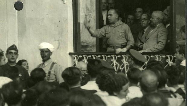 Fotografiado arengando a militares y a civiles en septiembre de 1936 en Sevilla