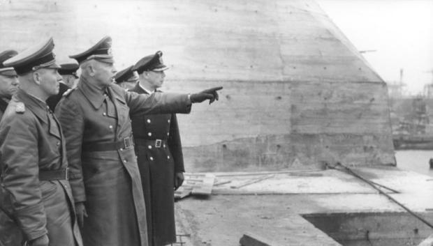 Rommel y un grupo de oficiales inspeccionan las defensas de la costa francesa