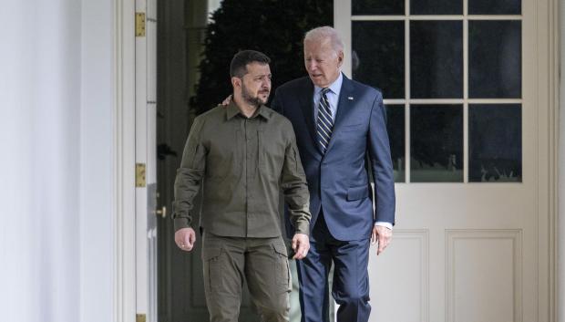 El presidente ucraniano Volodymyr Zelenski camina con el presidente estadounidense Joe Biden