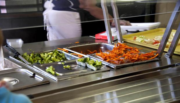 Comida servida en un comedor