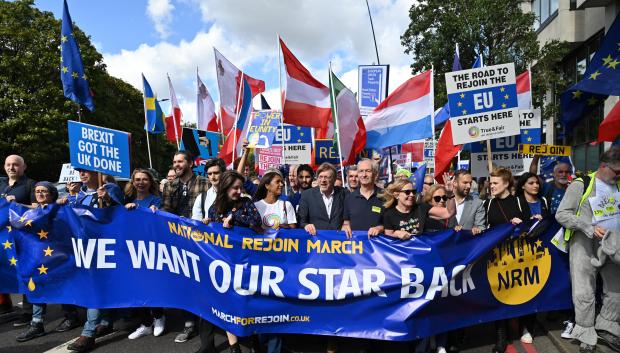 Centenares de británicos se manifestaron contra el brexit y pidieron reincorporarse en la EU