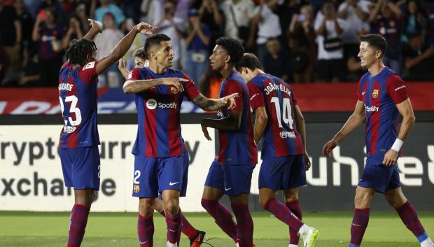 Joao Cancelo celebra el gol de la remontada del Barcelona