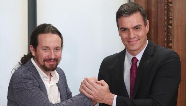 El presidente del Gobierno en funciones, Pedro Sánchez (dech.) y el secretario general de Podemos, Pablo Iglesias (izq), se dan la mano durante el acto de presentación del programa de Gobierno del PSOE y Unidas Podemos, en el Congreso de los Diputados, Madrid (España), a 30 de diciembre de 2019.
30 diciembre 2019 Investidura, Política española, PSOE, Podemos, Gobierno de España
Eduardo Parra / Europa Press
(Foto de ARCHIVO)
30/12/2019
