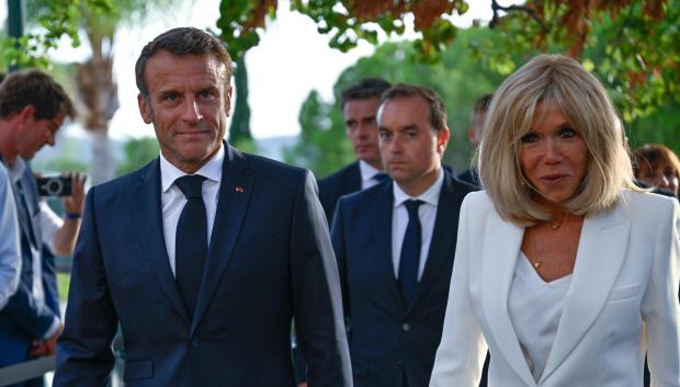 EL presidente francés, Emmanuel Macron, y su esposa Brigitte