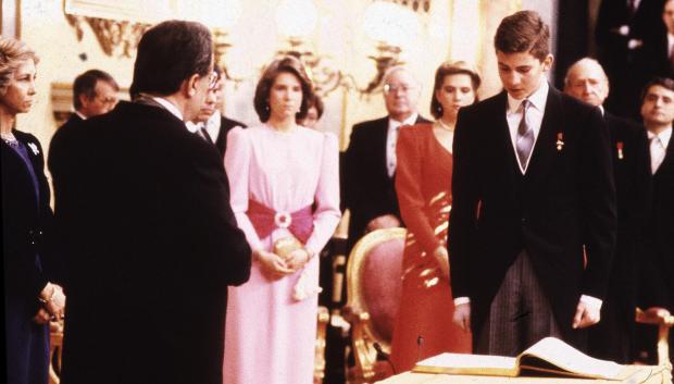 El príncipe Felipe de Borbón durante su jura de la Constitución en Madrid
en la foto : Elena y Cristina de Borbón
30/01/1986