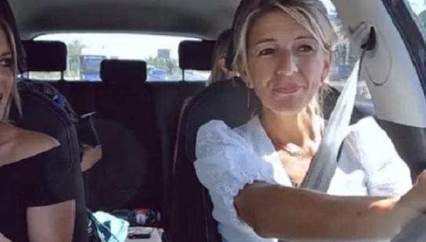 Yolanda Díaz al volante de su VW Golf