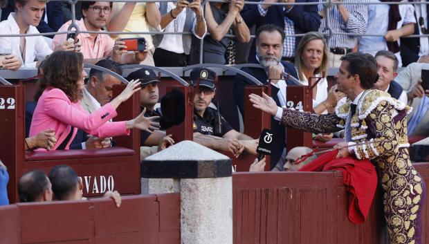 El diestro Julián López "El Juli" brinda la faena de su penúltimo toro a la presidenta de la Comunidad, Isabel Díaz Ayuso