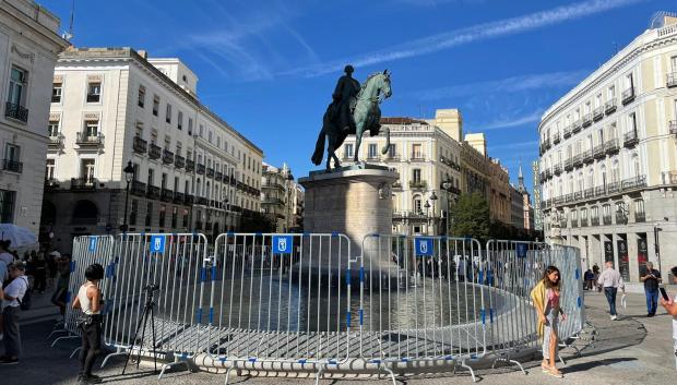 La estatua Carlos III blindada