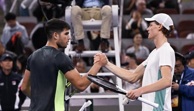 Carlos Alcaraz se saluda con Jannik Sinner en el ATP 500 de Pekín