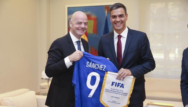 Pedro Sánchez, con Gianni Infantino, presidente de la FIFA