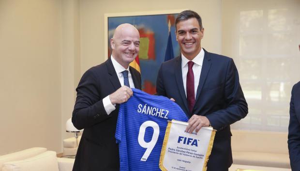 Pedro Sánchez, con Gianni Infantino, presidente de la FIFA