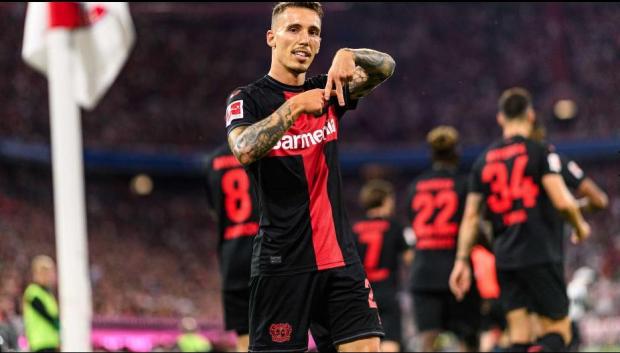 Alejandro Grimaldo celebrando un gol con el Leverkusen en un partido de Bundesliga