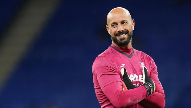 Pepe Reina en el calentamiento previo a un partido de Europa League