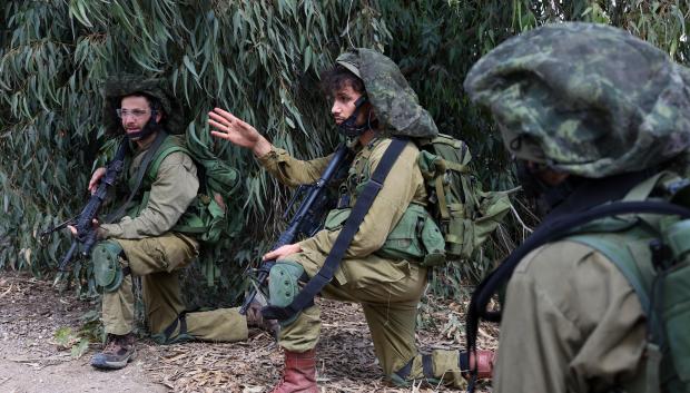 Soldados israelíes se movilizan para recuperar el control de la la ciudad de Kfar Aza