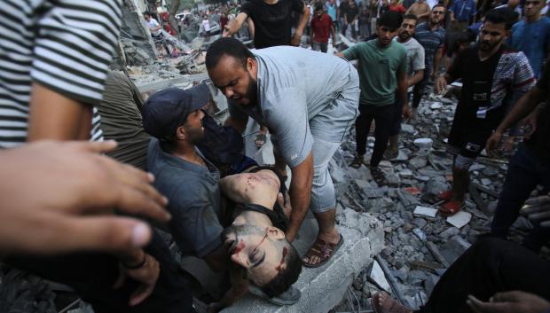 Evacúan el cuerpo de un hombre tras un ataque israelí en Gaza el 10 de octubre de 2023
