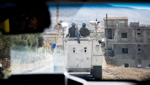 Un vehículo de UNIFIL con dos militares del Ejército español