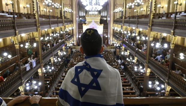 Budapest (Hungary), 11/10/2023.- A man with Israeli flag attend a solidarity service for the Israeli victims of the deadly attacks by the Palestinian militant group Hamas, organized by the Federation of Hungarian Jewish Communities (Mazsihisz) and the Jewish Religious Community of Budapest (BZSH) at the Dohany Street Synagogue in Budapest, Hungary, 11 October 2023. Thousands of Israelis and Palestinians have died since the militant group Hamas launched an unprecedented attack on Israel from the Gaza Strip on 07 October 2023, leading to Israeli retaliation strikes on the Palestinian enclave. (Hungría) EFE/EPA/Zsolt Szigetvary HUNGARY OUT