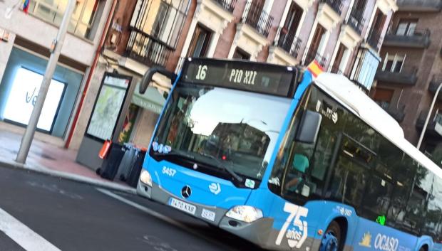 Autobús de la EMT con una bandera de España