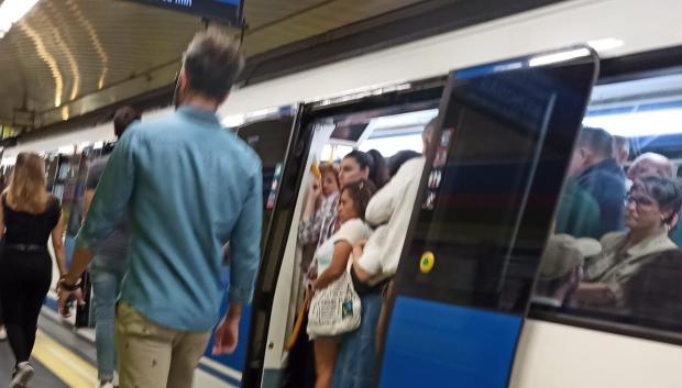 Imagen del Metro de Madrid una hora antes de que dé comienzo el desfile