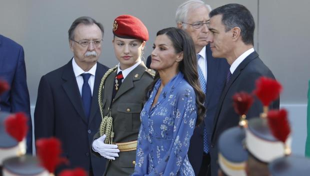 La princesa de Asturias, Leonor (i-d), la reina Letizia, y el presidente del Gobierno, Pedro Sánchez, a su llegada este jueves al desfile del Día de la Fiesta Nacional
