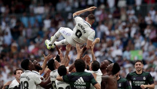 Karim Benzema fue manteado por sus excompañeros del Real Madrid en su último partido