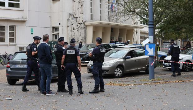 Agentes de policía franceses se encuentran frente a la escuela secundaria Gambetta en Arras, noreste de Francia
