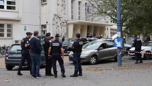 Agentes de policía franceses se encuentran frente a la escuela secundaria Gambetta en Arras, noreste de Francia