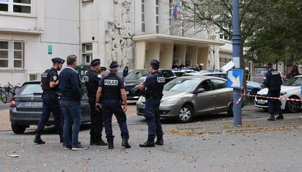 Agentes de policía franceses se encuentran frente a la escuela secundaria Gambetta en Arras, noreste de Francia