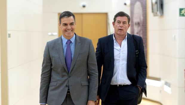 El presidente del Gobierno en funciones, Pedro Sánchez (i), y el diputado del PSOE, Xosé Ramón Gómez Besteiro (d), a su llegada para recibir al diputado de BNG durante su ronda de contactos, a 10 de octubre de 2023, en Madrid (España). El presidente del Gobierno en funciones y candidato del PSOE a la reelección, continúa hoy su ronda de contactos con el Bloque Nacionalista Galego (BNG) y con el Partido Nacionalista Vasco (PNV) para tantear posibles apoyos a su investidura. Tanto el PNV como el BNG se han mostrado dispuestos a negociar con el PSOE para apoyar la investidura de Pedro Sánchez, siempre y cuando reciban de los socialistas compromisos de avance sobre sus reclamaciones para Euskadi y Galicia, respectivamente.
10 OCTUBRE 2023;MADRID;SÁNCHEZ;BNG;PNV;RONDA DE CONTACTOS;INVESTIDURA
Alberto Ortega / Europa Press
10/10/2023