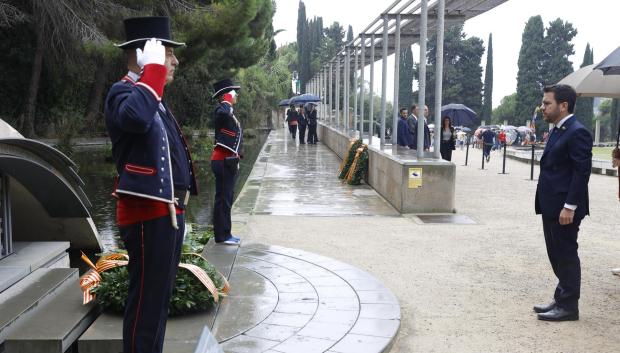 El presidente de la Generalitat, Pere Aragonès, durante la ofrenda ante el monumento al expresidente de la Generalitat republicana Lluís Companys