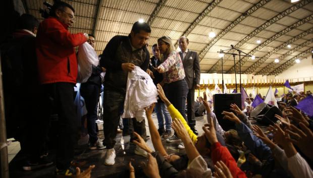 Simpatizantes del candidato a la presidencia Daniel Noboa, celebran el triunfo de su candidato
