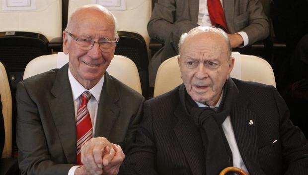 Bobby Charlton con Alfredo di Stéfano, en el año 2012