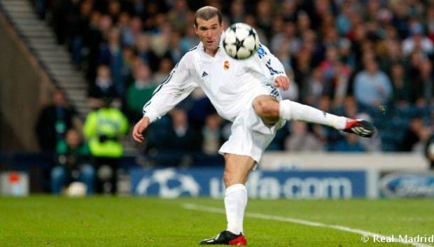 Zinedine Zidane ejecuta la famosa volea en la final de Champions de 2002