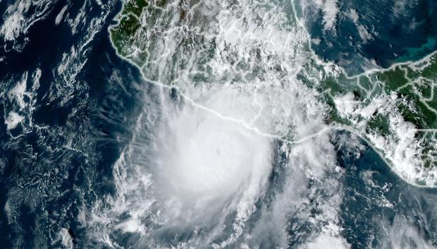Imagen satelital del huracán Otis