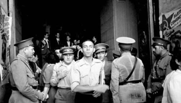 Miguel Hernández saliendo del Congreso de Escritores en 1937