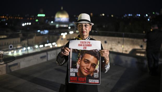 Una mujer sostiene una imagen del rehén Edan Alexander en Jerusalén