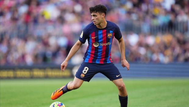 Pedri disputando un partido con el Barcelona