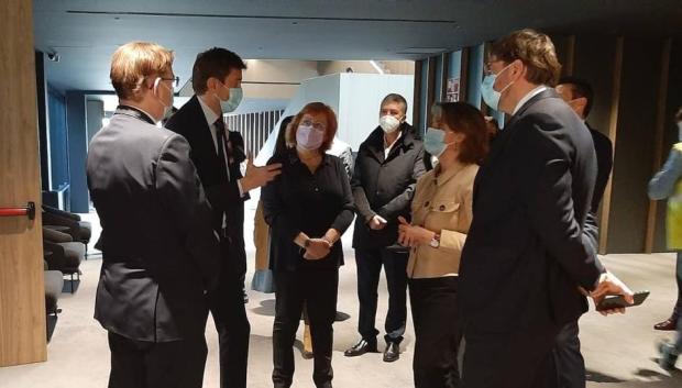Ximo Puig y Teresa Ribera durante una visita a las instalaciones de la empresa Power Electronics