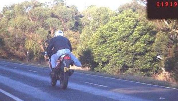 El viejo truco del pañuelo para tapar la matrícula