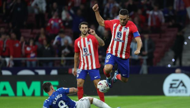 Koke intenta llevarse un balón dividido en el Atlético de Madrid-Alavés